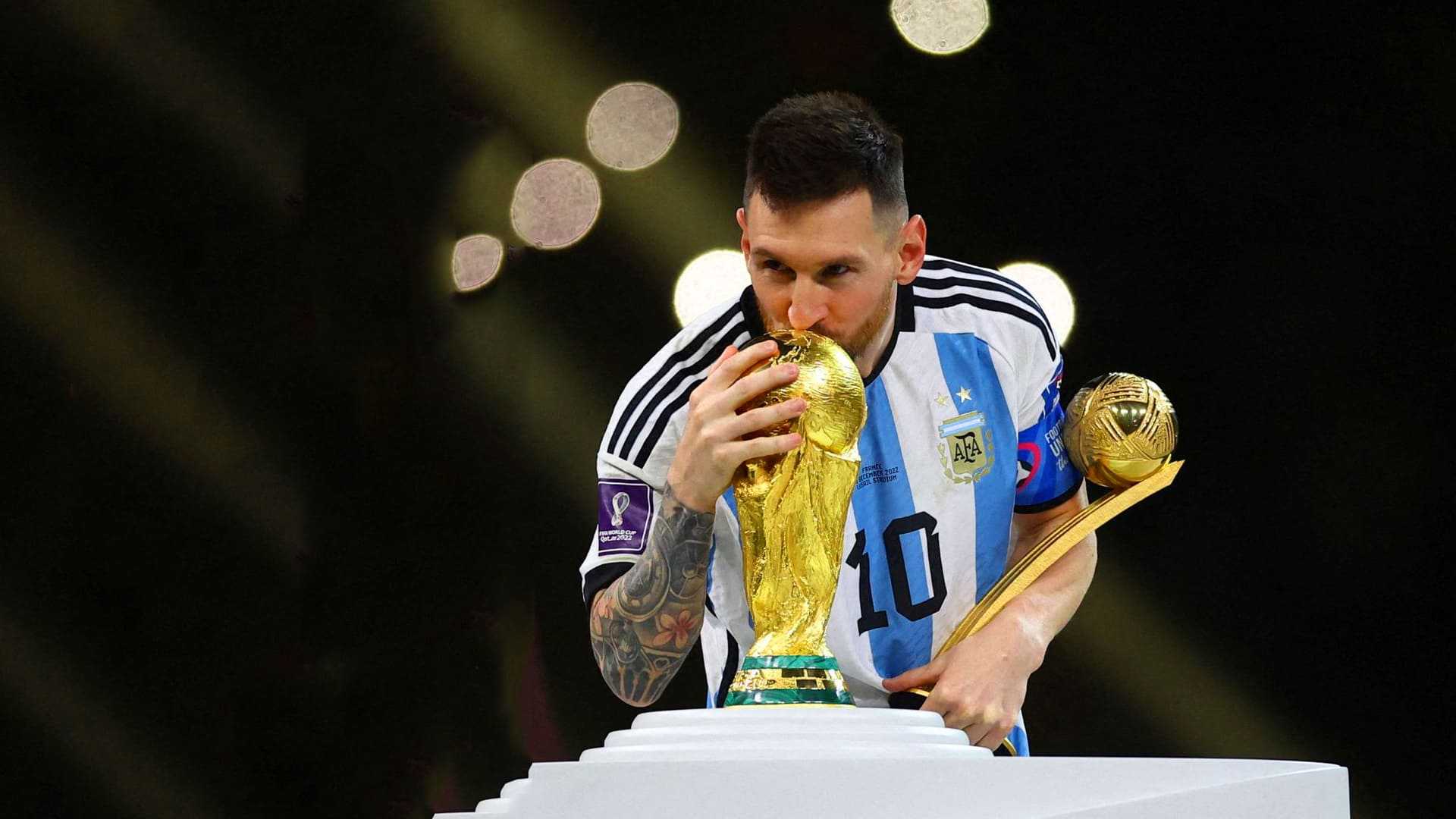 Messi Kissing World Cup Wallpaper Ixpap 9085