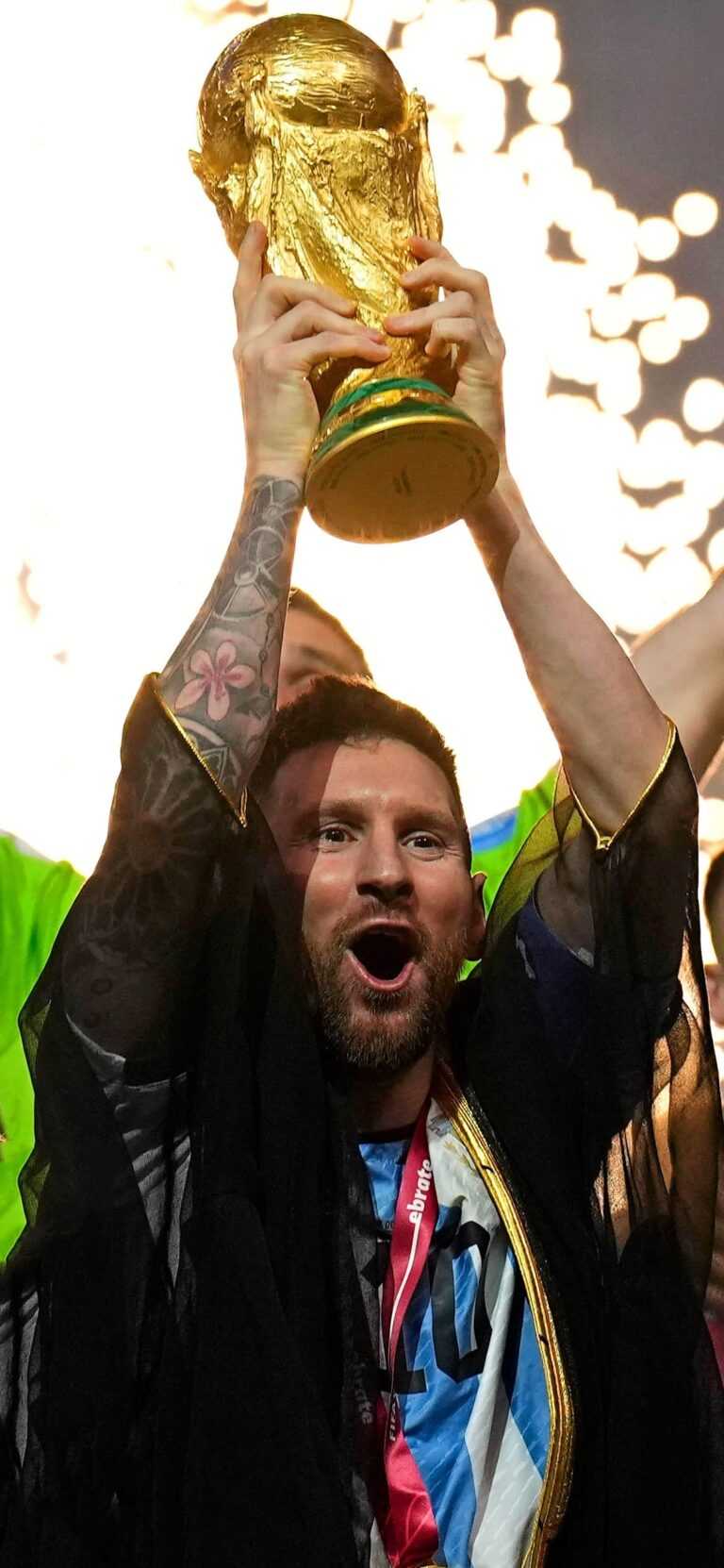 Messi Kissing World Cup Wallpaper - iXpap